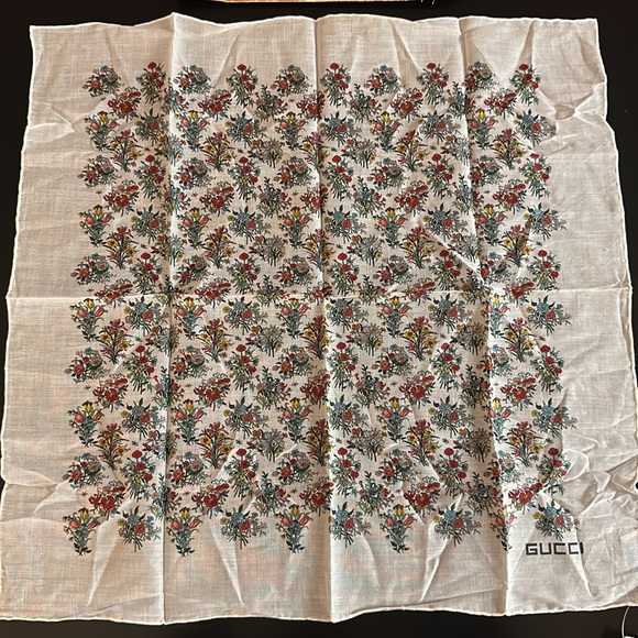 GUCCI Women Floral Scarf Handkerchief Vintage Rolled Hem NWT & Envelope - Picture 1 of 11
